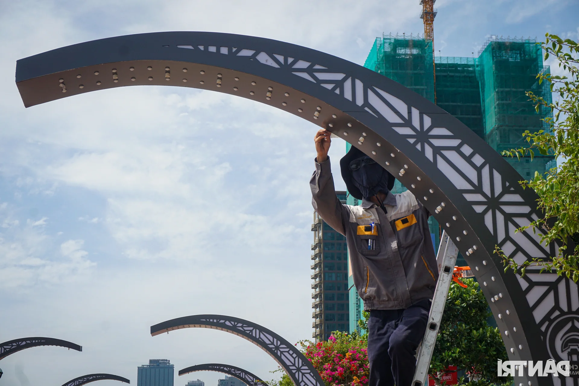 Exploring the Vibrant Han River Pedestrian Street Nightlife in Da Nang