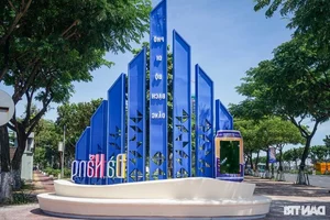 Exploring the Vibrant Han River Pedestrian Street Nightlife in Da Nang - image 6