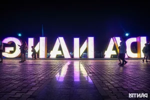 Exploring the Vibrant Han River Pedestrian Street Nightlife in Da Nang - image 4
