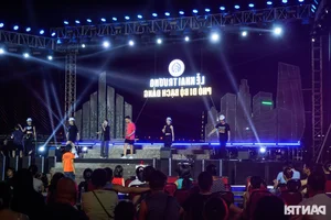 Exploring the Vibrant Han River Pedestrian Street Nightlife in Da Nang - image 2