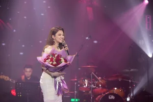 Ho Quynh Huong Delivers Emotional First Live Performance of 'Cu De Cho Em' - image 3