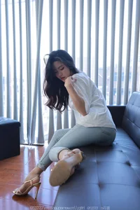 IESS Tutu Collection: Classic White T-Shirt and Denim Fashion Aesthetics - image 56