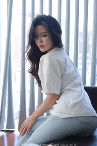 IESS Tutu Collection: Classic White T-Shirt and Denim Fashion Aesthetics - image 24