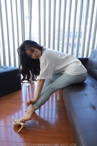 IESS Tutu Collection: Classic White T-Shirt and Denim Fashion Aesthetics - image 35