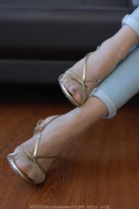 IESS Tutu Collection: Classic White T-Shirt and Denim Fashion Aesthetics - image 6