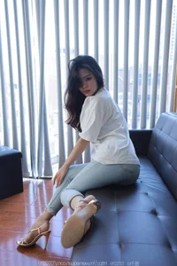 IESS Tutu Collection: Classic White T-Shirt and Denim Fashion Aesthetics - image 48