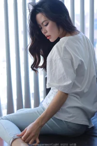 IESS Tutu Collection: Classic White T-Shirt and Denim Fashion Aesthetics - image 4