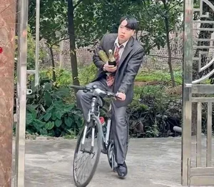 TikTok’s Viral Tet Trend: Gen Z Dressed as Elders to Meet the In-Laws - image 2