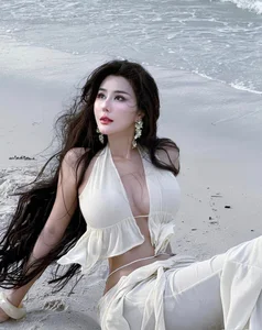 Vo Ngoc Tran Beach Style: Exploring the Hottest Trends from Saigon’s Premier Influencer - image 3