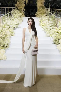 Red Carpet Contrast: Luxury Handbags vs. Relatable Celebrity Parenting - image 2