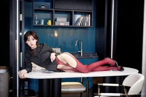 Bold in Crimson: The Art of Sophisticated Studio Portraits and High-Fashion Aesthetics - image 0