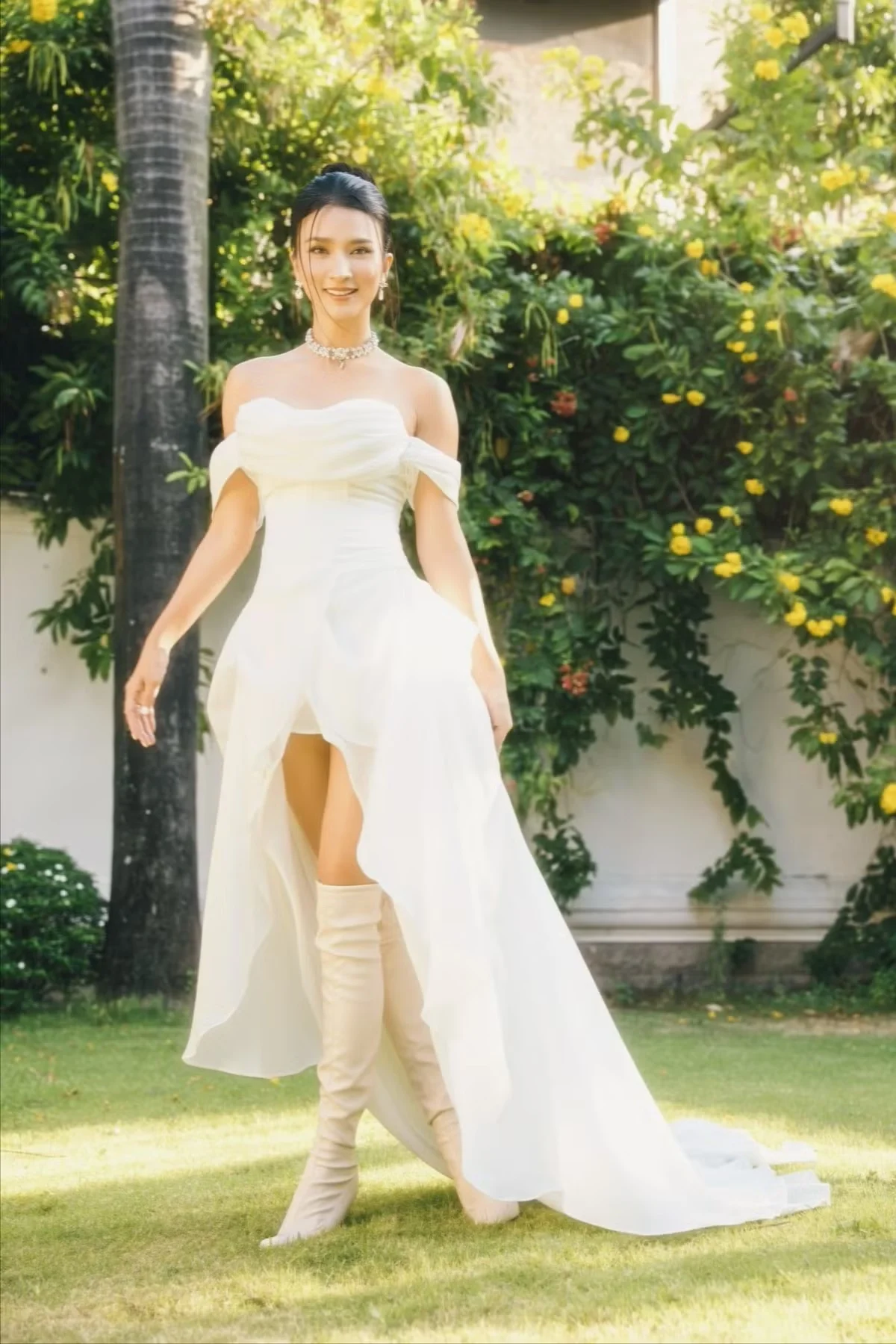 Kim Tuyen's Timeless Elegance: How the U40 Star Continues to Dominate the Fashion Scene