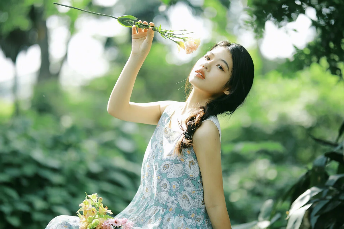 The Art of Summer: Long Xing Er’s Ethereal Portrait Series