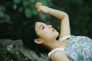 The Art of Summer: Long Xing Er’s Ethereal Portrait Series - image 23