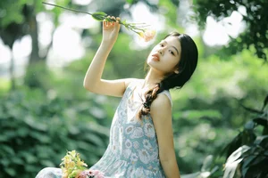 The Art of Summer: Long Xing Er’s Ethereal Portrait Series - image 0