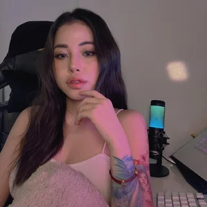 Streamer Lai Lai Captivates Fans with Bold and Glamorous Fashion Choices - image 1