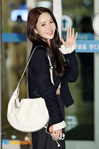 Park Min Young and 'Marry My Husband' Cast Enjoy Reward Trip to Vietnam - image 5