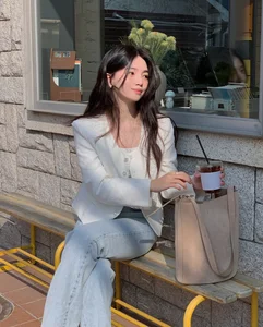 5 Chic and Warm Spring Outfit Ideas for 2026: Minimalist Fashion Inspiration for Sunny Days and Festive Celebrations - image 5