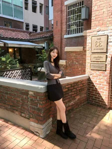 5 Chic and Warm Spring Outfit Ideas for 2026: Minimalist Fashion Inspiration for Sunny Days and Festive Celebrations - image 3