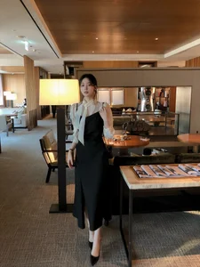 5 Chic and Warm Spring Outfit Ideas for 2026: Minimalist Fashion Inspiration for Sunny Days and Festive Celebrations - image 0