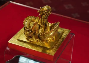 Ancient Treasures: The Artifacts of the 'Hoang de chi bao' Imperial Seal Owner - image 5