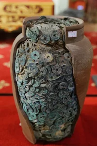 Ancient Treasures: The Artifacts of the 'Hoang de chi bao' Imperial Seal Owner - image 2