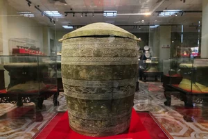 Ancient Treasures: The Artifacts of the 'Hoang de chi bao' Imperial Seal Owner - image 1