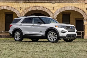 March Car Sales: Record Discounts on Mercedes, Ford, and Honda in Vietnam - image 3