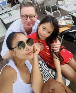 Tuan Hung and Wife Turn Heads with Stylish Matching Airport Outfits - image 9