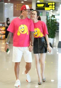 Tuan Hung and Wife Turn Heads with Stylish Matching Airport Outfits - image 6