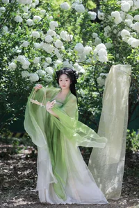 Ethereal Garden Muse: Xiao Bing Gan in YiTuYu Vol.8856 - image 15