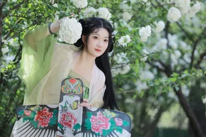 Ethereal Garden Muse: Xiao Bing Gan in YiTuYu Vol.8856 - image 8