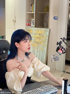 Chinese League of Legends Streamer Goes Viral After Stunning New Look Transformation - image 7