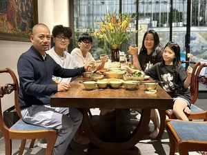 The Private Life of 'Dai Gia Chan Dat' Director and His Family - image 7