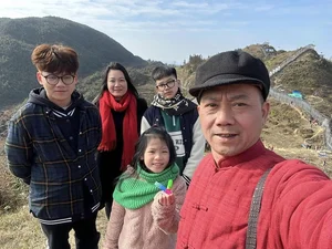 The Private Life of 'Dai Gia Chan Dat' Director and His Family - image 6