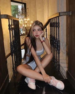 Stunning Fitness Influencer Bathroom Photoshoot: Aesthetic Gym Girl Lifestyle and Motivation - image 5