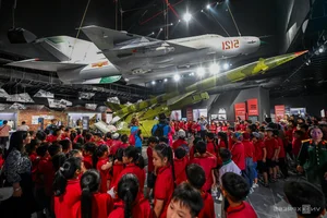 Vietnam Military History Museum Draws Massive Crowds During Grand Opening in Hanoi - image 5