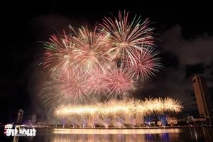 Da Nang International Fireworks Festival Opens with Spectacular Displays - image 4