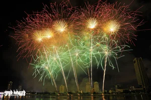 Da Nang International Fireworks Festival Opens with Spectacular Displays - image 7