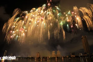 Da Nang International Fireworks Festival Opens with Spectacular Displays - image 10