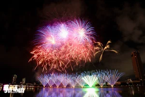 Da Nang International Fireworks Festival Opens with Spectacular Displays - image 11