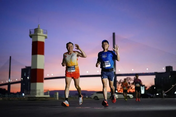 Vy Ly Triumphs in the Men's 21km Race at VnExpress Marathon Ha Long