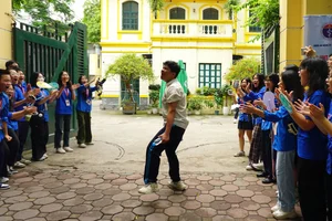 Memorable Moments from the 10th Grade Entrance Exams in Hanoi - image 0