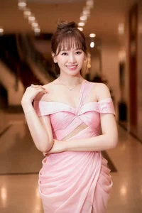Hari Won Travels to Shanghai to Meet Zhang Linghe: Unexpected Incidents and Fan-Girl Moments - image 0