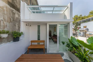 Innovative Split-Level Design: Bringing Natural Light into Narrow Urban Alley Houses - image 4