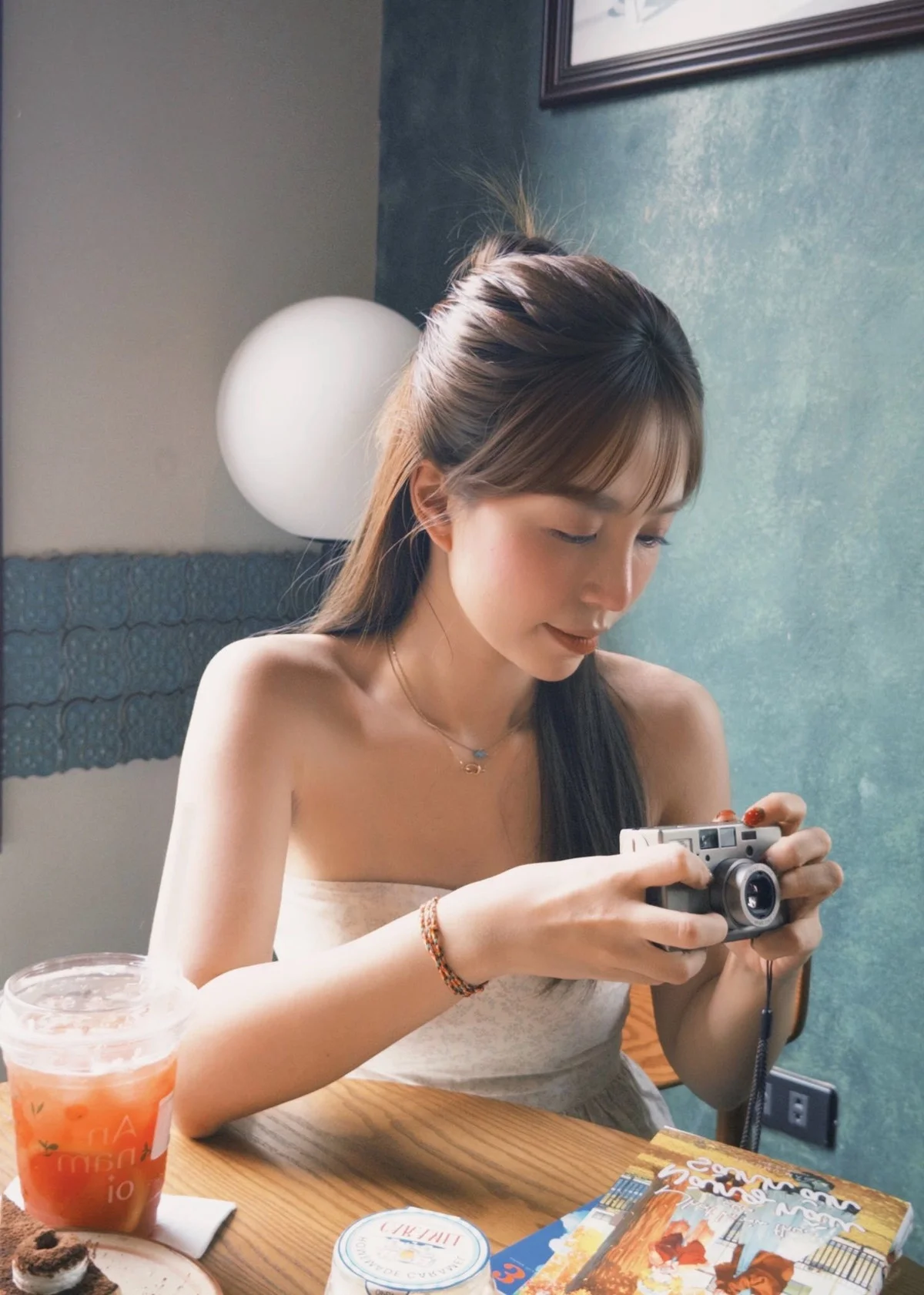 Man Tien Showcases Elegant Sophistication and Radiant Off-Shoulder Fashion