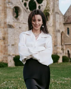 Song Hye Kyo and Li Bingbing Stun Fans with Iconic Visual Interaction at High-Profile Fashion Event - image 0