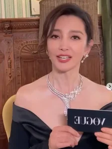 Song Hye Kyo and Li Bingbing Stun Fans with Iconic Visual Interaction at High-Profile Fashion Event - image 2