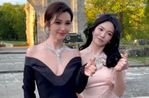Song Hye Kyo and Li Bingbing Stun Fans with Iconic Visual Interaction at High-Profile Fashion Event - image 1