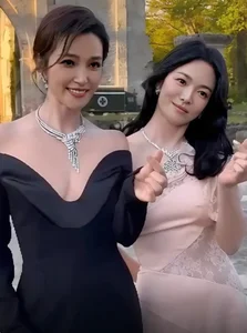 Song Hye Kyo and Li Bingbing Stun Fans with Iconic Visual Interaction at High-Profile Fashion Event - image 5